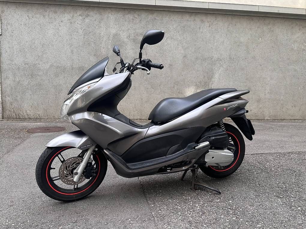 Scooter: Honda PCX 125 expertisé – Usato da Fribourg venduto da Sam189 2