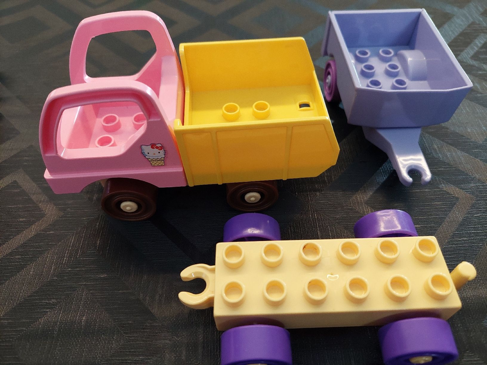 Hello Kitty Giocattoli: Hallo Kitty Unico 4 Auto & 2 Anhänger – Usato da Zetzwil venduto da lanst08 4