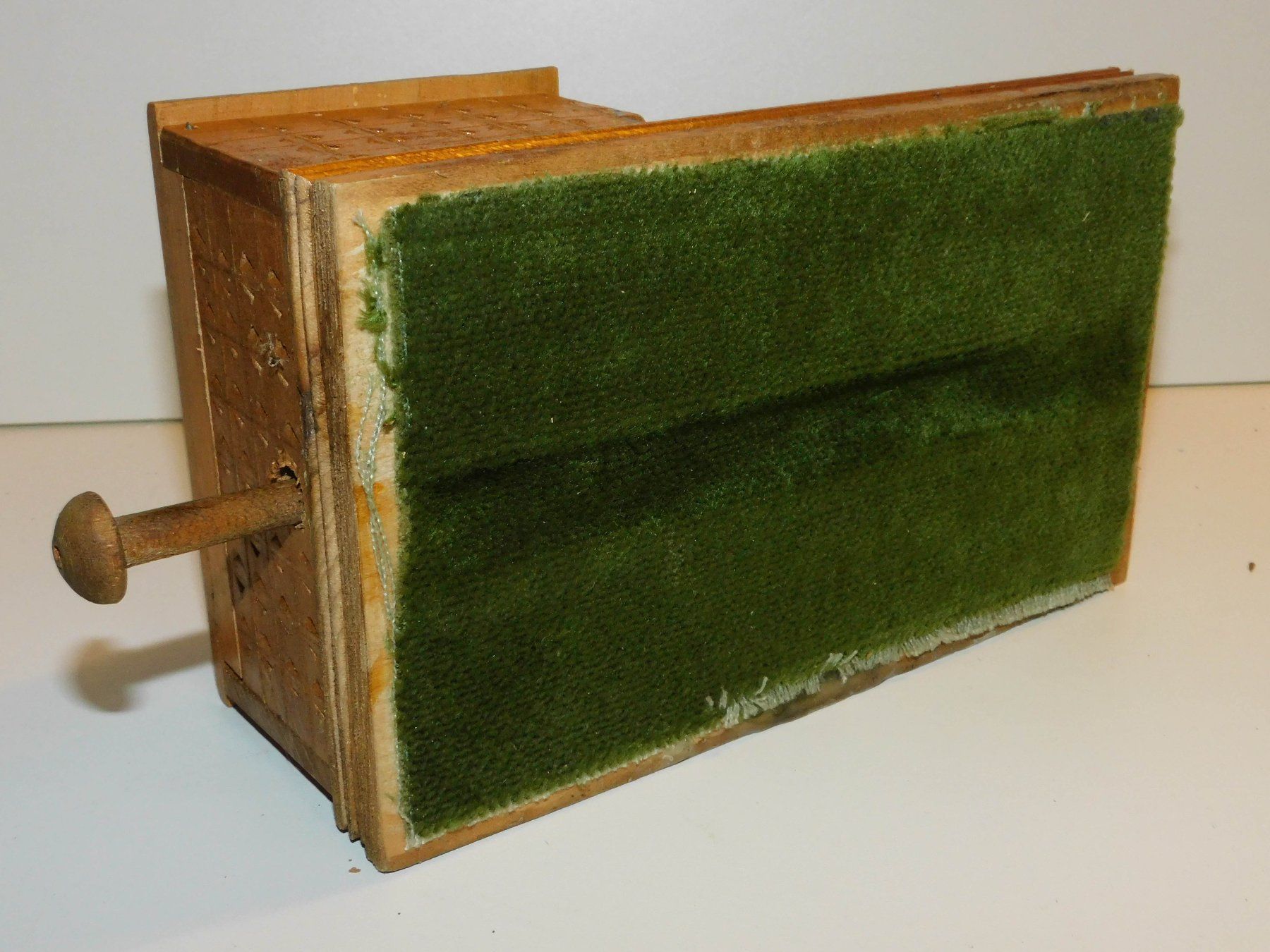 Articoli in legno: Zigarettenspender handgeschnitzt   Design – Usato da Sursee venduto da 76 4