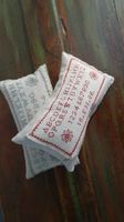 Zwei Vintage Kreuzstich-Stickerei Kissen 19tes Jahrhundert