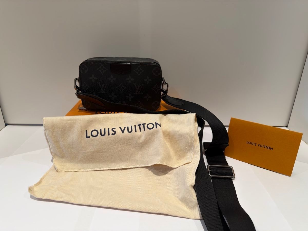 Louis Vuitton Portefeuilles: Louis Vuitton, Alpha Wearable Wallet NM (Eclipse Monogram) – Neuf (Voir description) à Richterswil par jam_rwv8