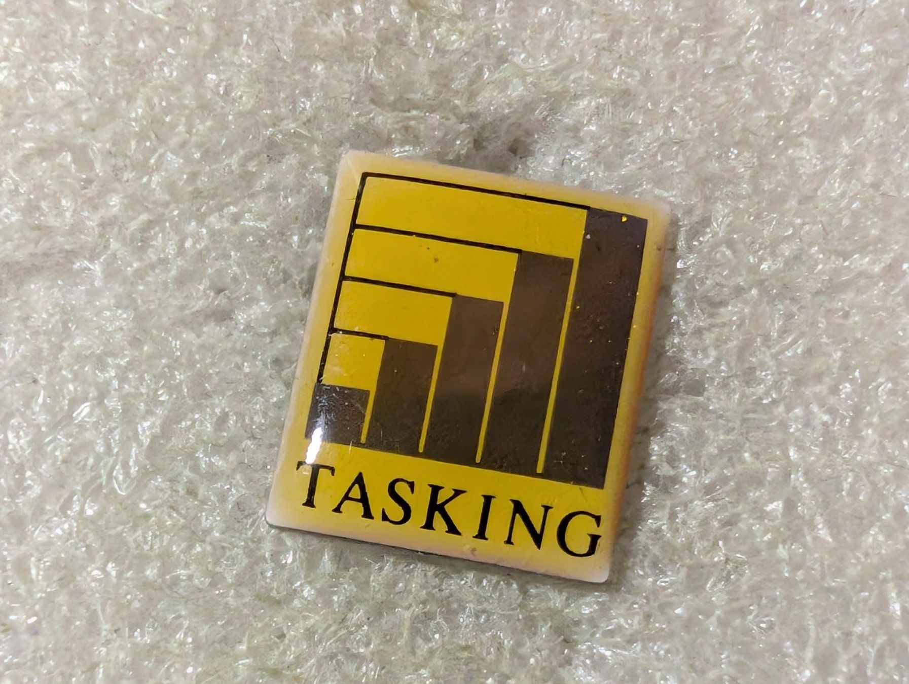 Plaketten & Abzeichen: Ansteckpin 86: Tasking – Gebraucht aus Oppligen von Pin-Fall-Shop