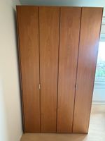 Holzschrank mit Falttüren, 2 Tablaren und Kleiderstange