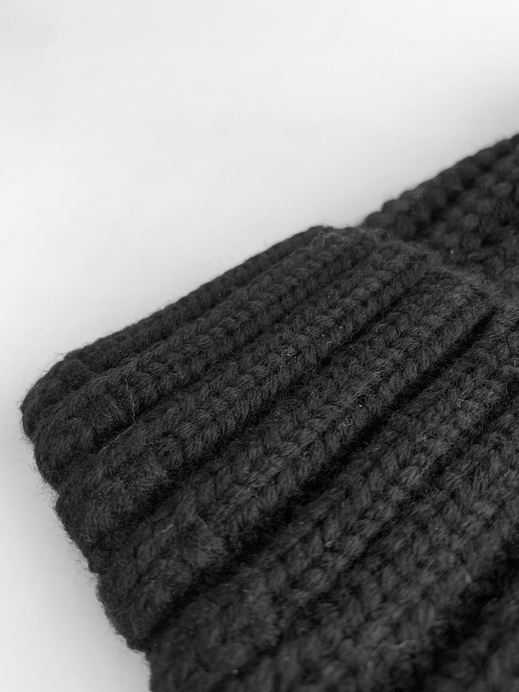 Hüte, Mützen & Caps: Schwarze Strickmütze mit Bommel Pesaro – Gebraucht aus Bern von Fraeuleinhonig 1