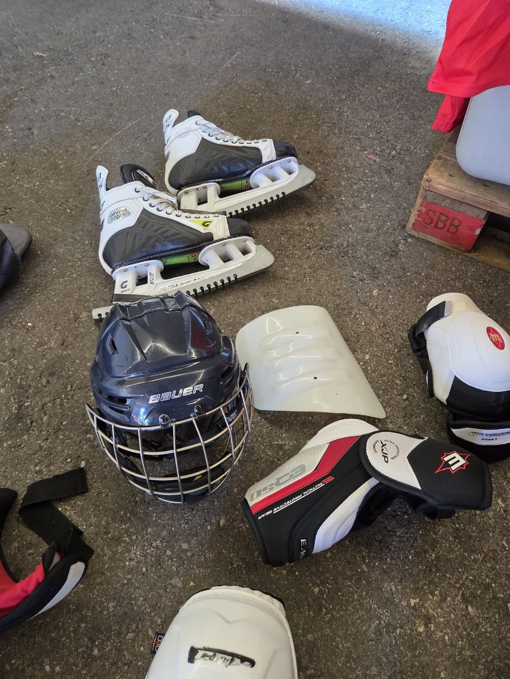 Bauer Schutz & Schoner: Eishockey Ausrüstung  – Gebraucht aus Oberhasli von General-Dealer 4