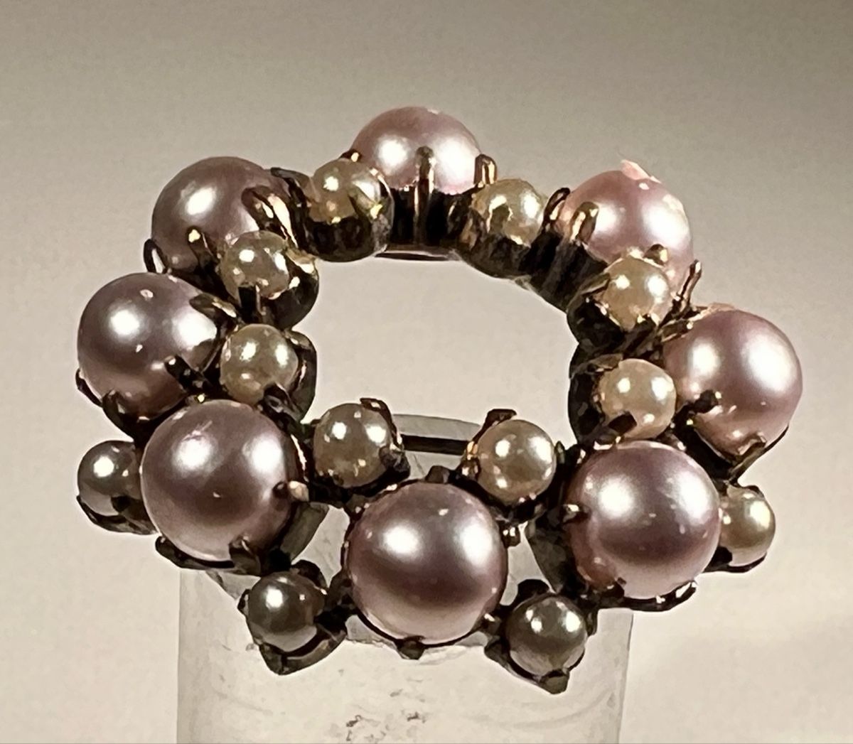 Spille & Fermagli: Broche vintage avec perles rose et crème – Usato da Genève venduto da DELIRBEADS 1