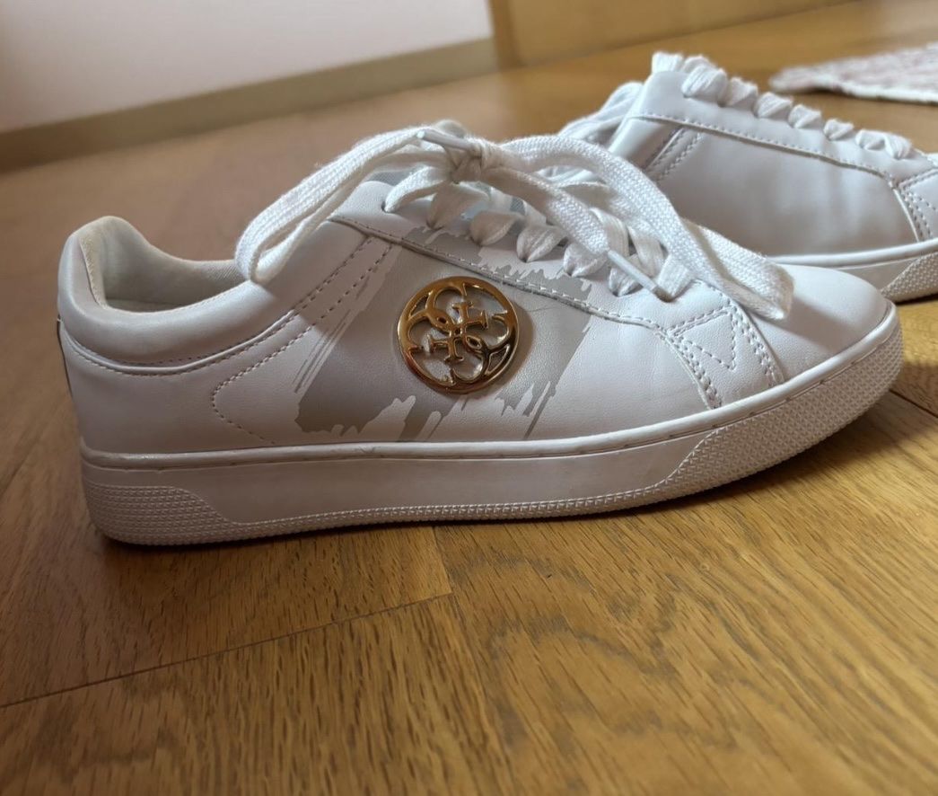 Guess Damenschuhe: Guess sneakers – Gebraucht aus Commugny von n_a_m2tv 1