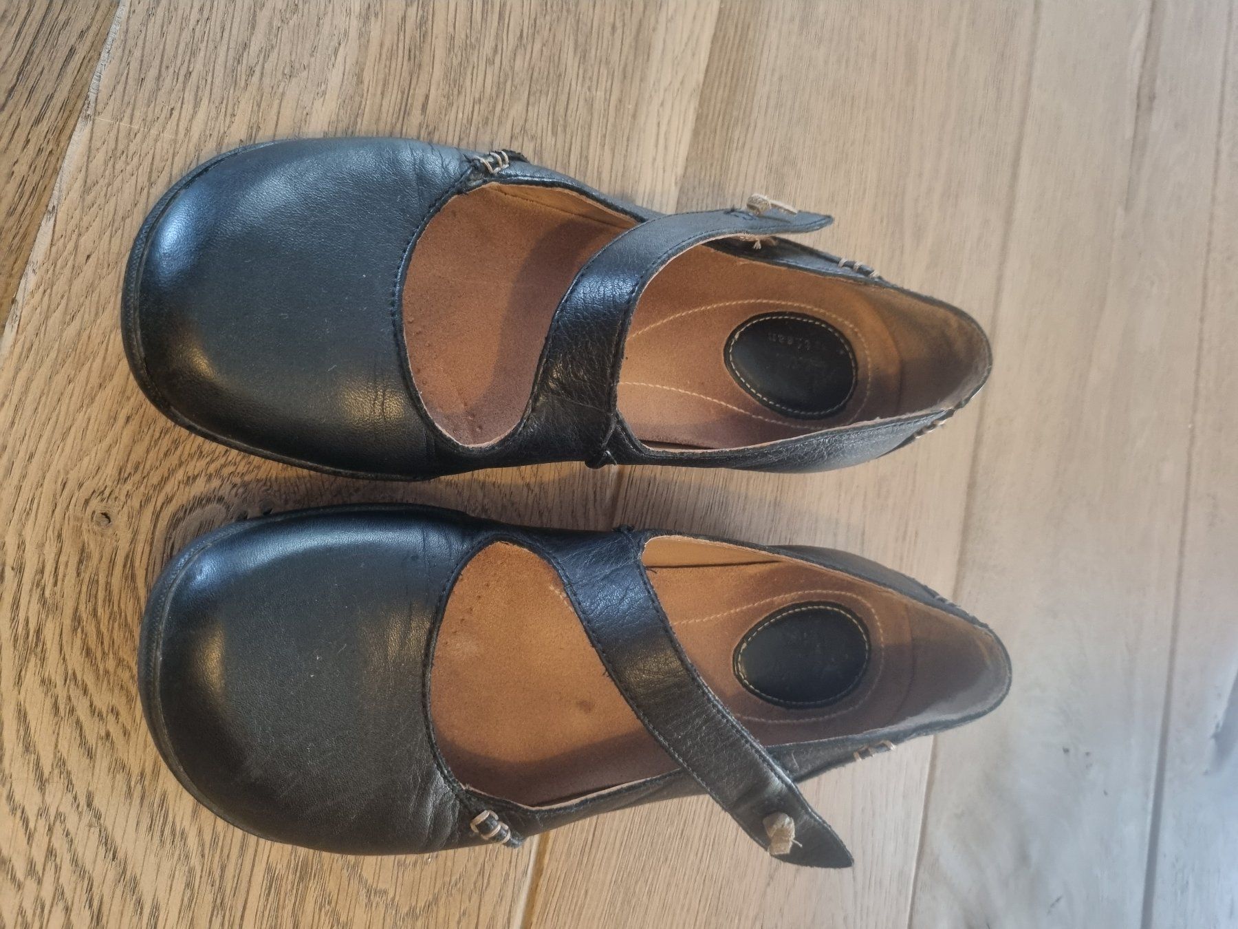 Clarks Damenschuhe: Clarks noir cuir 37  bon état – Gebraucht aus Lavey-les-Bains von Etre-Ange 1
