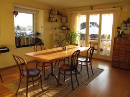 Tisch mit 6 original Bistrostühlen