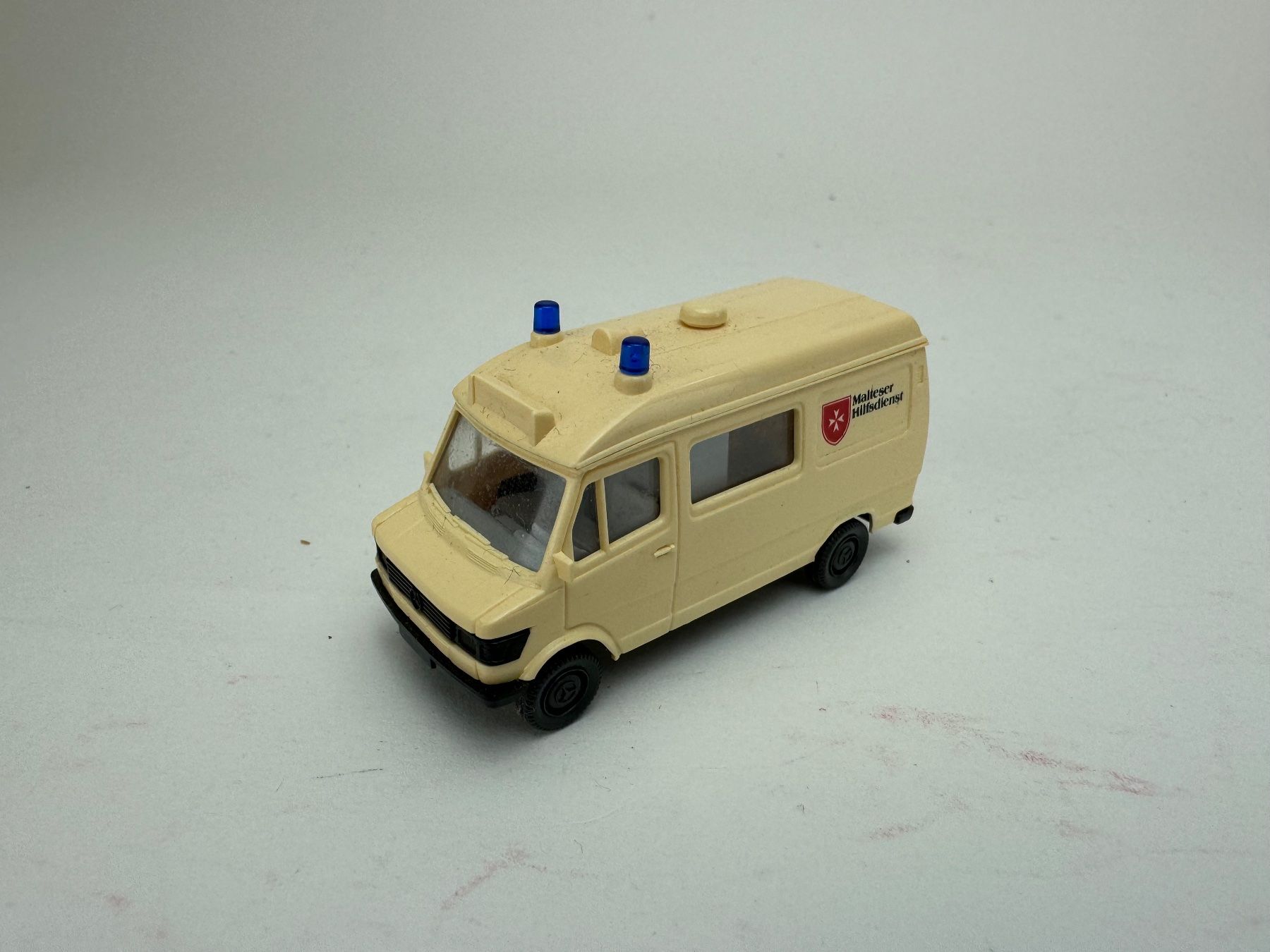 Wiking Modellini d'auto: Mercedes Malteser Krankenwagen – Usato da Elm venduto da Wikmtz