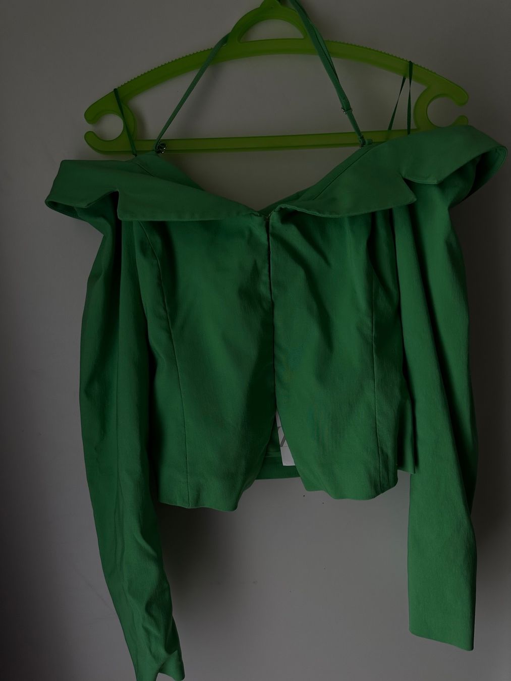 Zara Top: Grünes Off-Shoulder Top mit passender Leggings – Nuovo (secondo la descrizione) da Zürich venduto da kri_hy6t