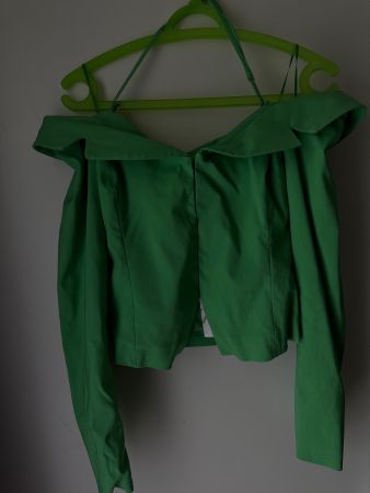 Grünes Off-Shoulder Top mit passender Leggings