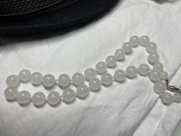 Weisse Kette mit runden Glasperlen, zeitlos schick!