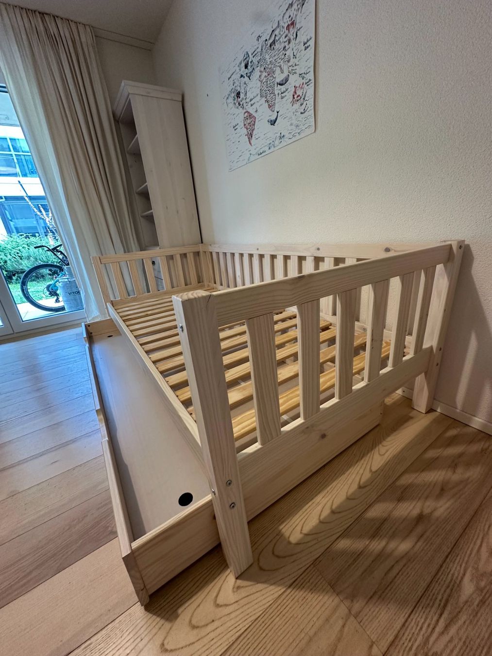 Letti: JugendBett mit Bettschublade aus massivem Kiefernholz – Usato da Thalwil venduto da MovingAuction 4