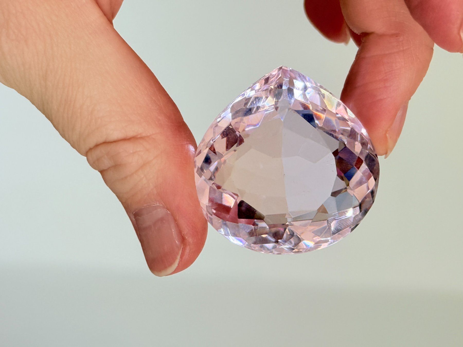 Minerali & Pietre curative: 150.00 Ct Pear Cut Certified – Nuovo e nell'imballaggio originale da Genève venduto da AWWA 1