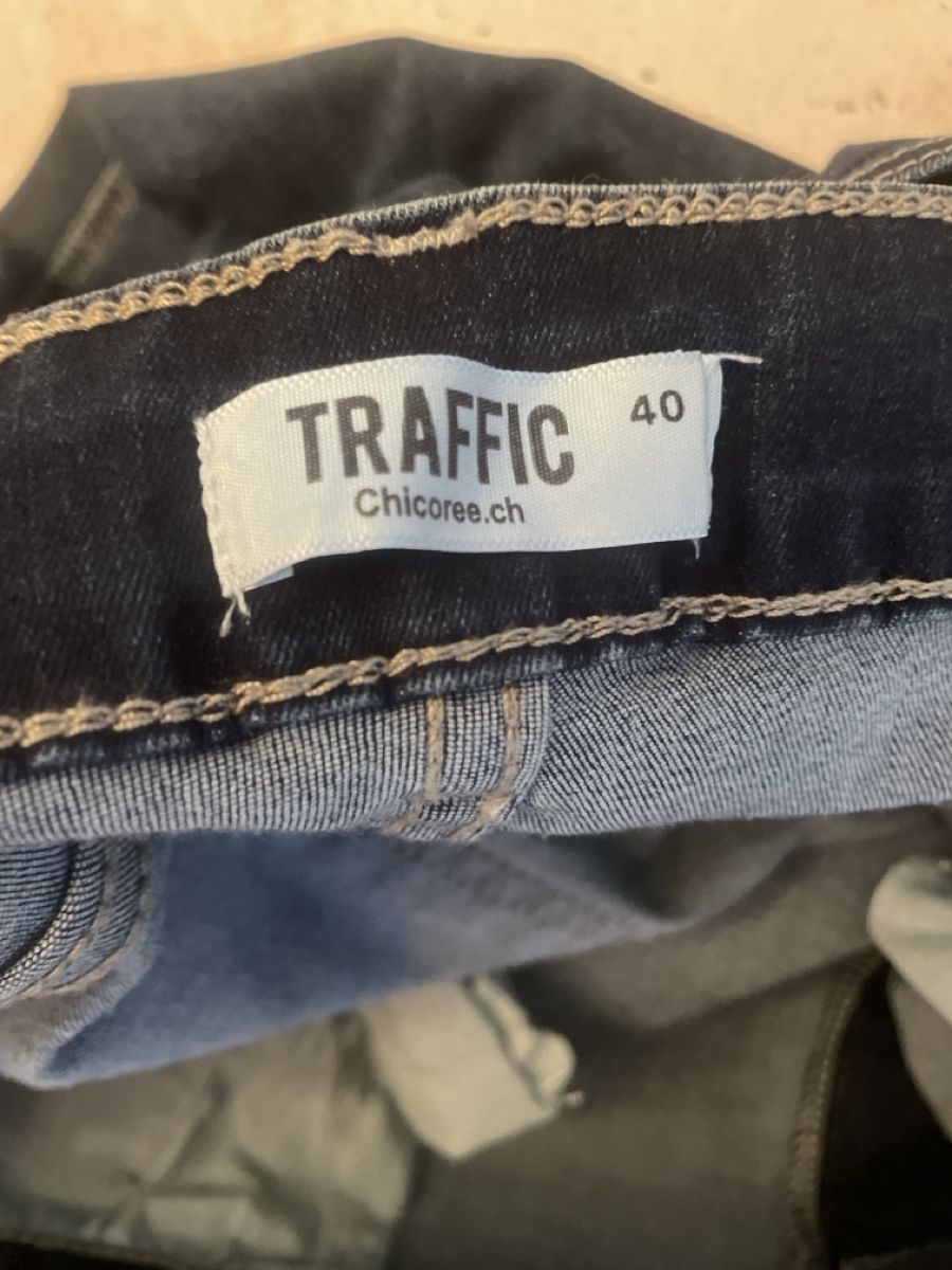 Lotti di vestiti: Jeans mit 3 Oberteile, Damen Gr.40, Chicorée – Usato da Obergerlafingen venduto da cabo4 5