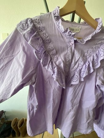 Bluse mit Stickerei, Lavendel, Gr. 36, neuwertig!
