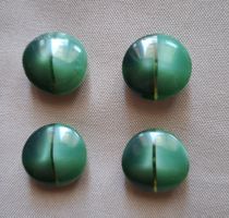 4 Stück Knöpfe, gewölbt in grün, 18 mm.
