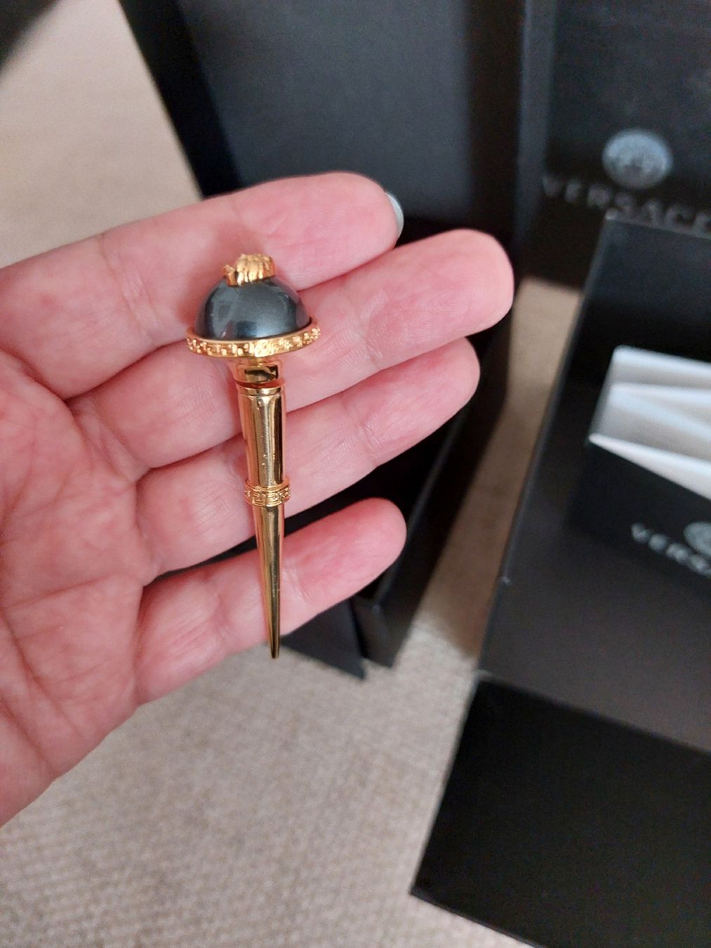 Versace Ohrringe & -stecker: Versace Ohrstecker, goldfarbenes Messing, und Perle – Gebraucht aus Veltheim AG von gave04 5