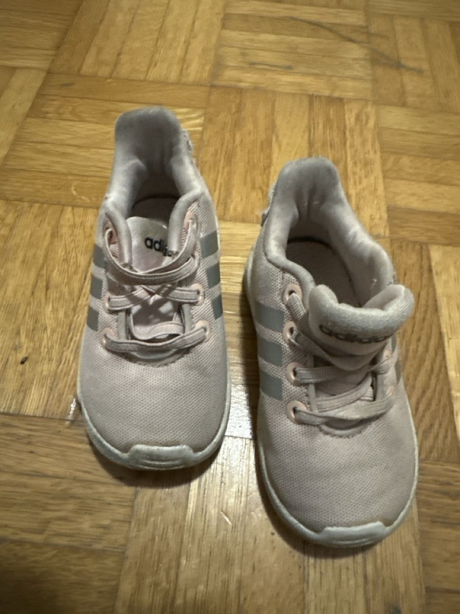 Adidas Scarpe per ragazze: Mädchen Adidas Sneaker Grösse 20 von – Usato da Männedorf venduto da kek_n8pr