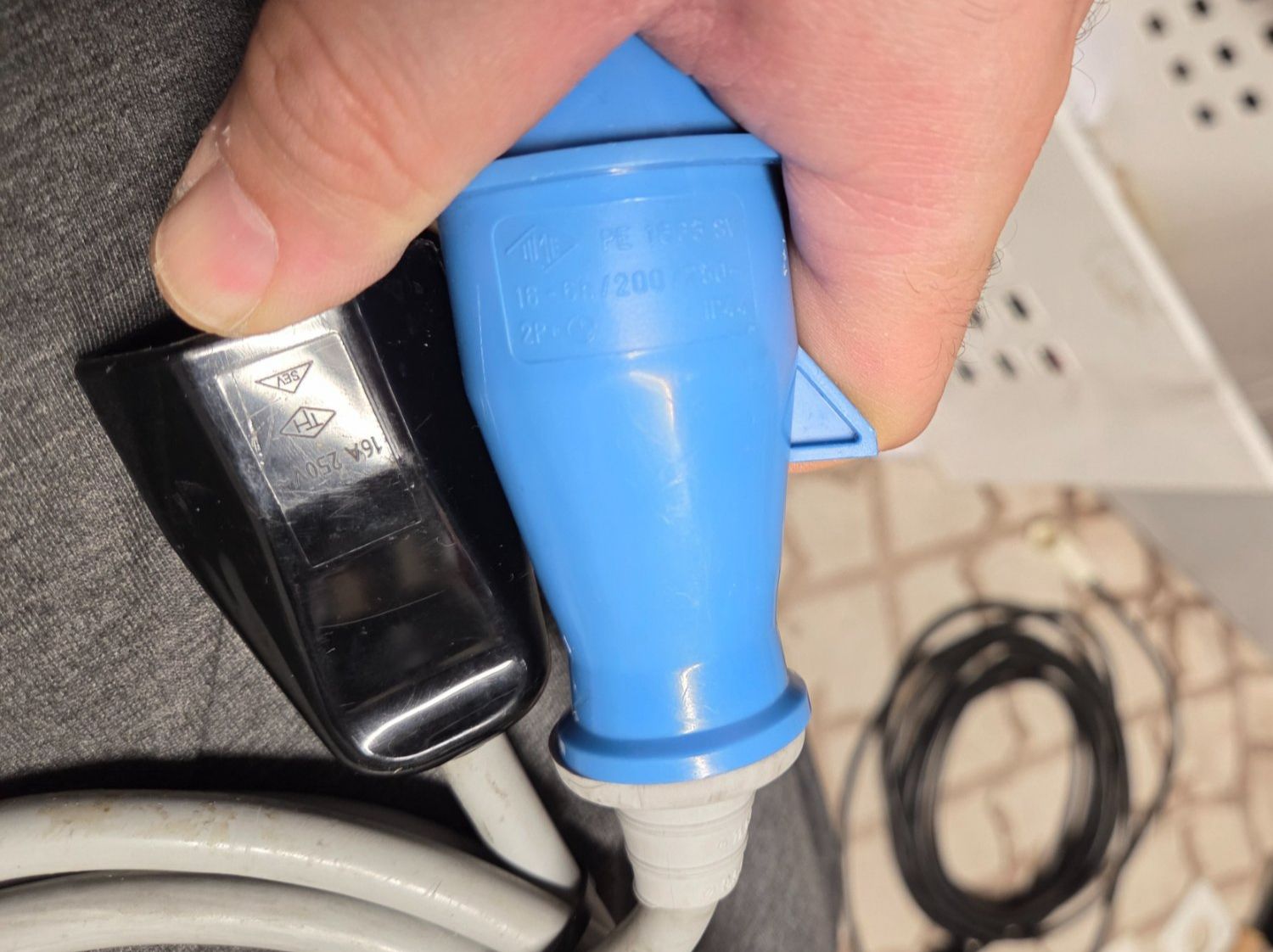 Unità & Adattatore: Adapter Stecker CEE 16A 3P auf Kupplung T23 2m – Usato da Zürich venduto da Alibaba1234 3