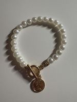 Elegantes Perlenarmband mit goldenem Münzanhänger