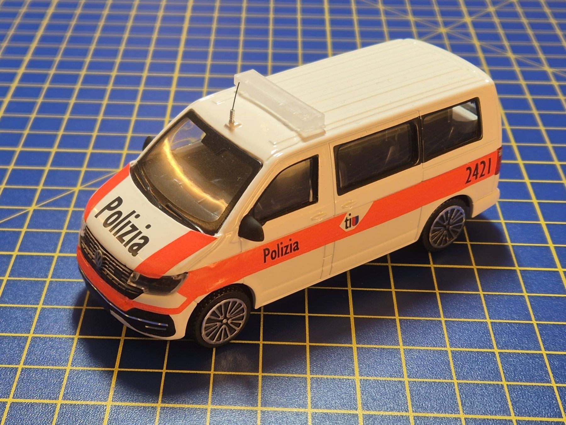 Volkswagen Modellini d'auto: VW T6.1 Kantonspolizei Tessin 1:43 – Usato da Lachen SZ venduto da myr_qk5y