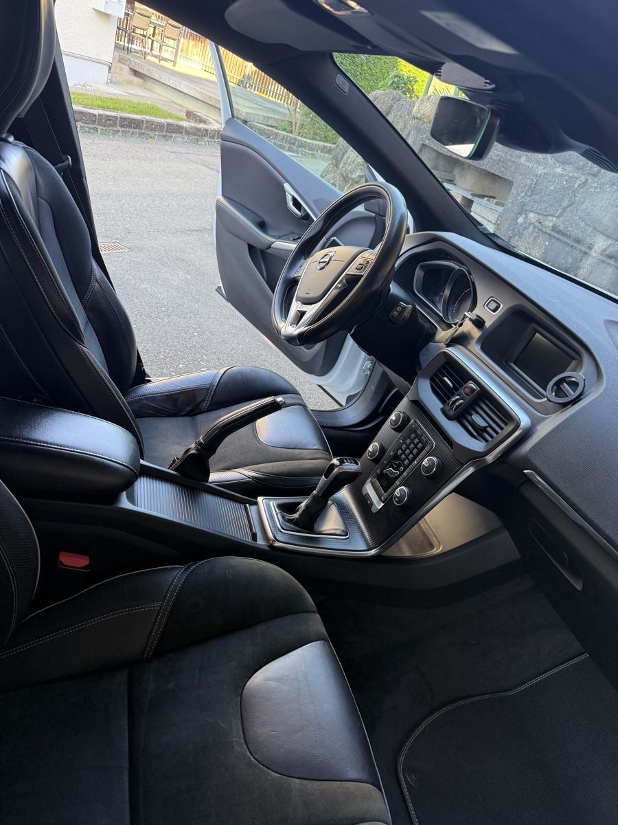 Volvo Automobili: 2017 Volvo V40 2.0 D2 Kinetic R-Design – Usato da Spiez venduto da gruengg91 5
