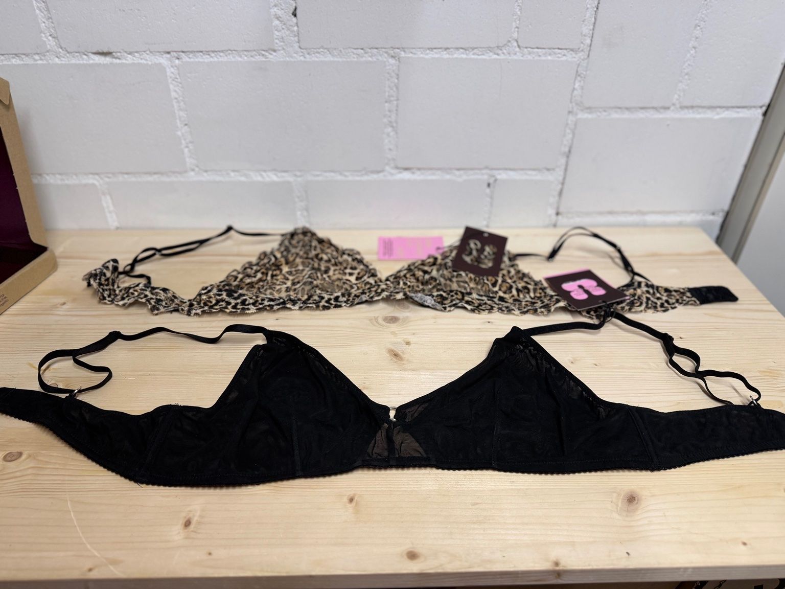 Altra biancheria intima: Understatement 2 Bralettes XXL neu Black + Leopard – Nuovo (secondo la descrizione) da Root venduto da Jo.Di