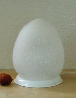 Lampe globe ovale, verre opalin blanc moucheté, années 1970