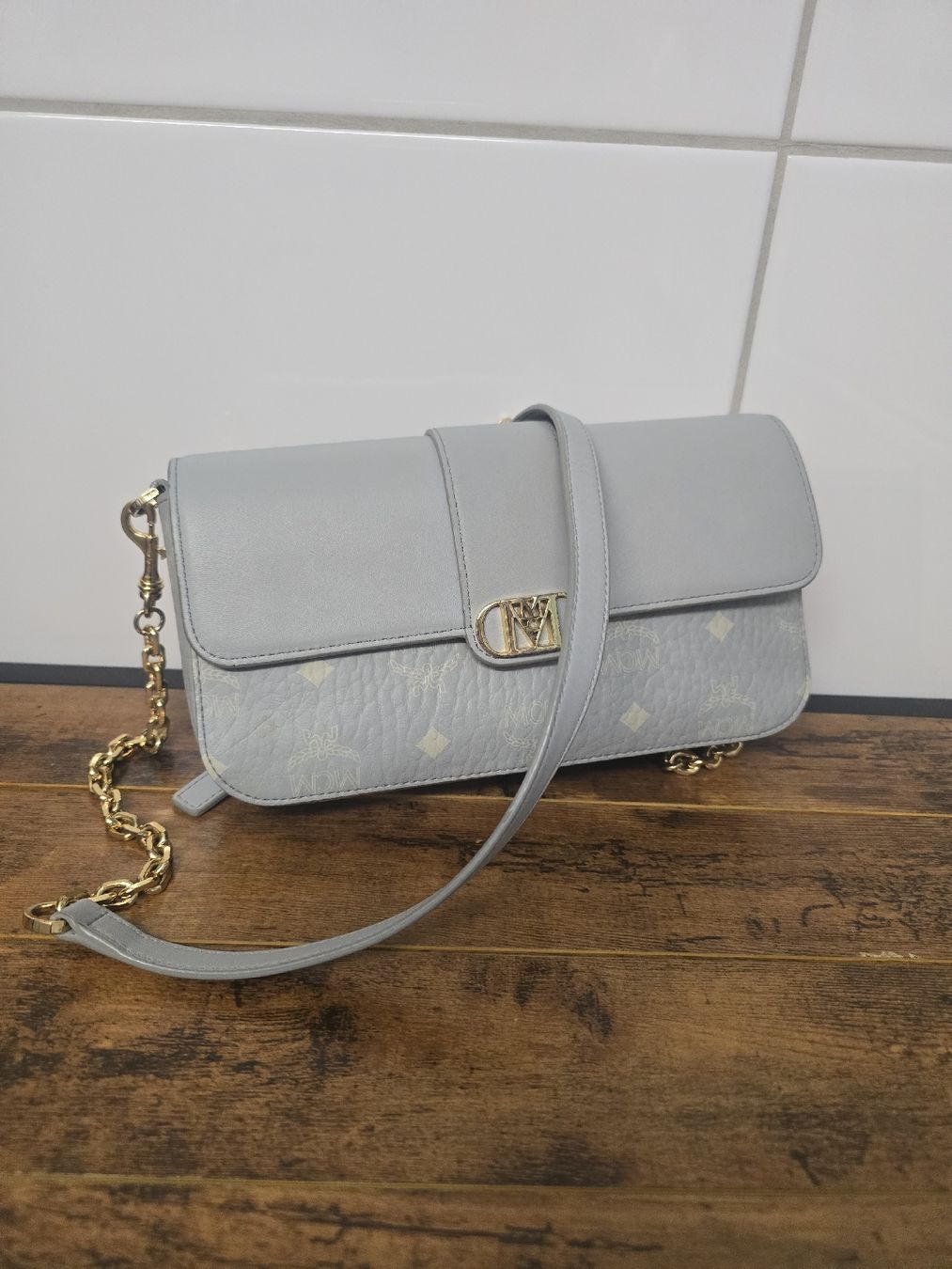 Mcm Taschen für Damen: MCM Tasche hellblau mit Logo, Kette, gebraucht – Gebraucht aus Luzern von dan_8g2h