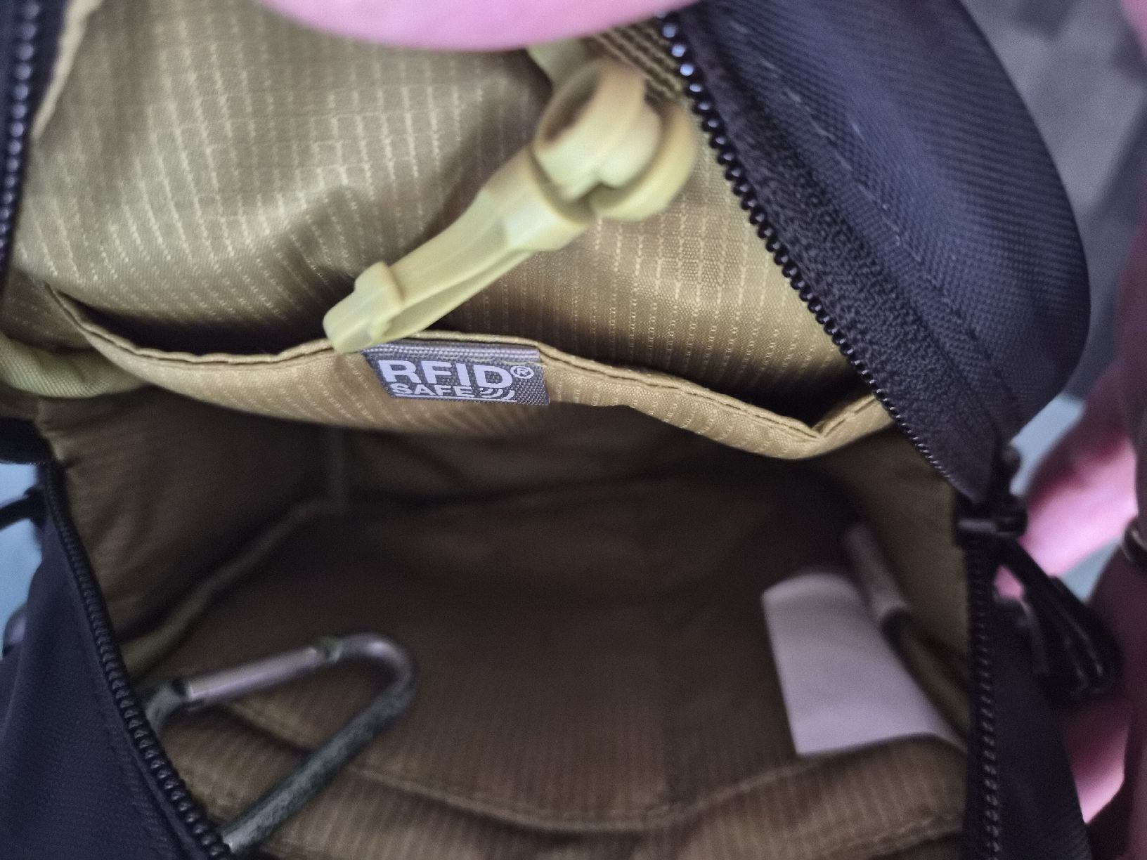 Pacsafe Borse: Umhängetasche Pacsafe Ls100 schwarz. – Usato da Basel venduto da dhe_qbg8 5