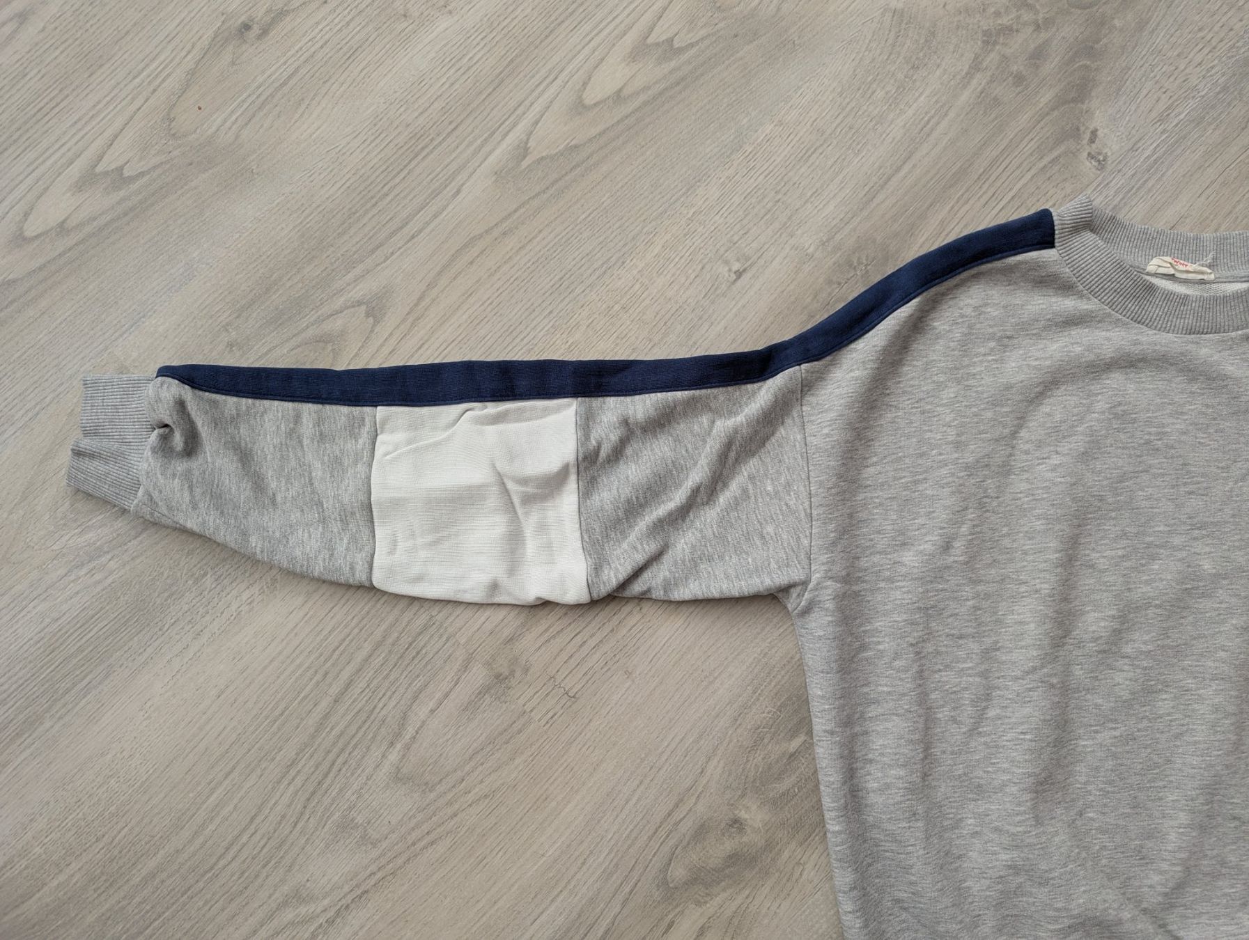Maglioni & Felpe: Grauer Pulli mit Streifen an den Ärmeln Gr. S – Usato da Goldingen venduto da YouAreMySunshine 1