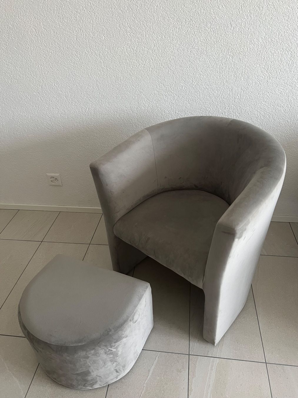 Sessel: Fauteuil et repose-pieds en velours gris – Gebraucht aus Orbe von mar_jdl8