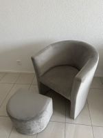 Fauteuil et repose-pieds en velours gris