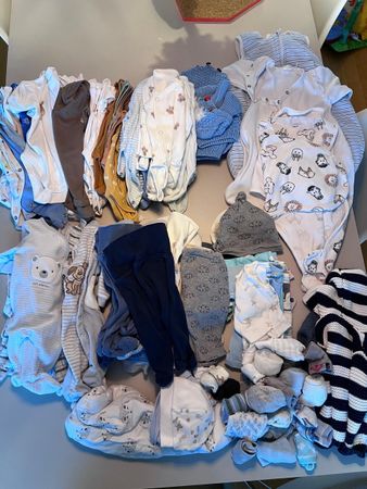Ganze Babykleiderausstattung in Grösse 50/56