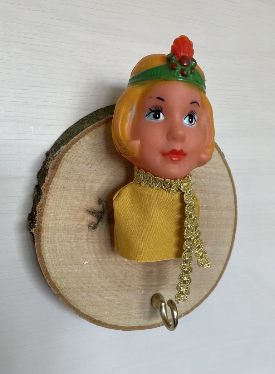 Guardaroba: Garderobe mit Kasperli Figur – Usato da Zürich venduto da Refereefair