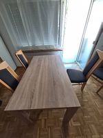 Tisch und Stühle (4)