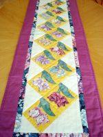 Patchwork Tischläufer mit Blumenmotiv Handarbeit