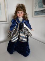 Porzellanpuppe mit wunderschönem Kleid, 45 cm + Ständer