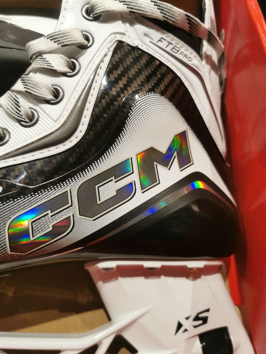 Ccm Pattini da ghiaccio: Brandneue CCM FT8 Pro white Profischlittschuh – Nuovo e nell'imballaggio originale da Niederuzwil venduto da Muzzi15 1