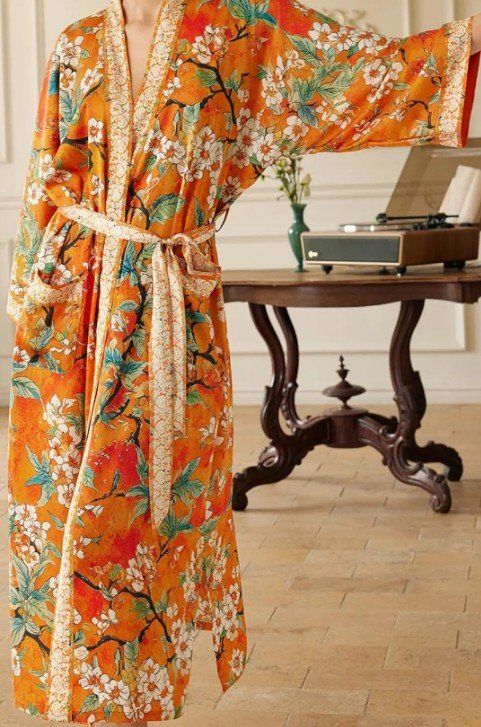 Arte internazionale: Oranger Kimono aus Charmeuse – Nuovo e nell'imballaggio originale da Winterthur venduto da Rumpunzelchen