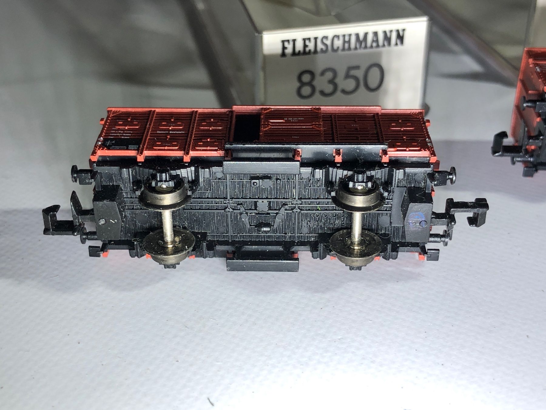 Fleischmann Modelleisenbahnen: 2x Fleischmann Güterwagen gedeckt 8350, Spur N – Gebraucht aus Bergdietikon von Garak 8
