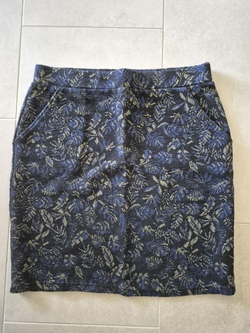 Lotti di vestiti: 4-teiliges Kleiderpaket Gr. M – Usato da Derendingen venduto da Carand12 3
