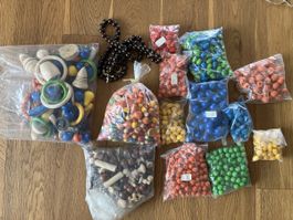 Viele verschiedene farbige Holzkugeln und Anderes (über 3 kg