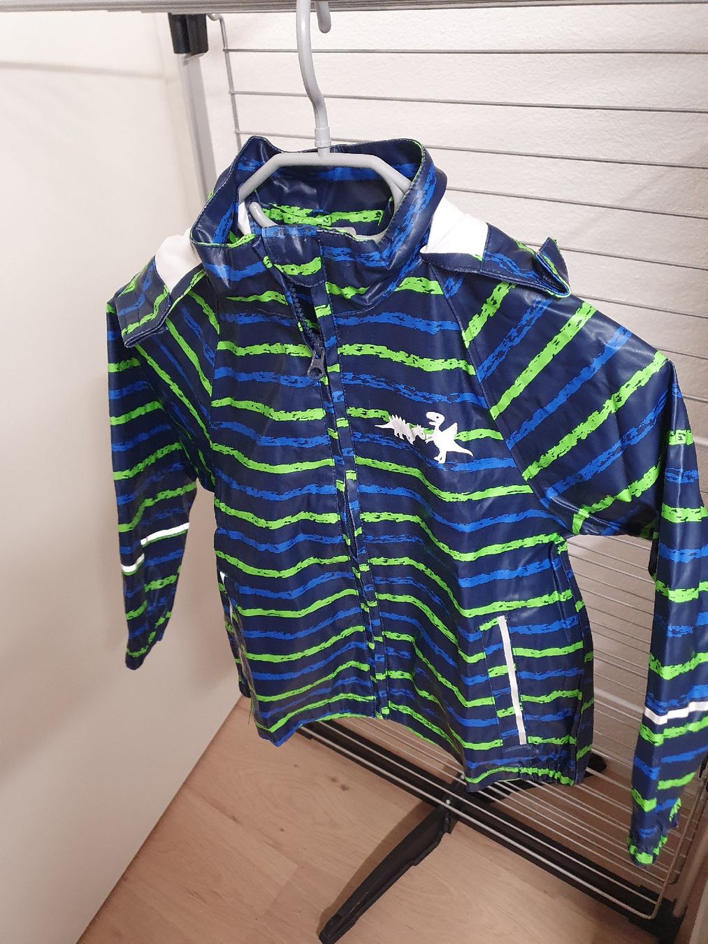 Jacken & Mäntel: Dino Regenjacke Gr 110 – Gebraucht aus Niederönz von STI88