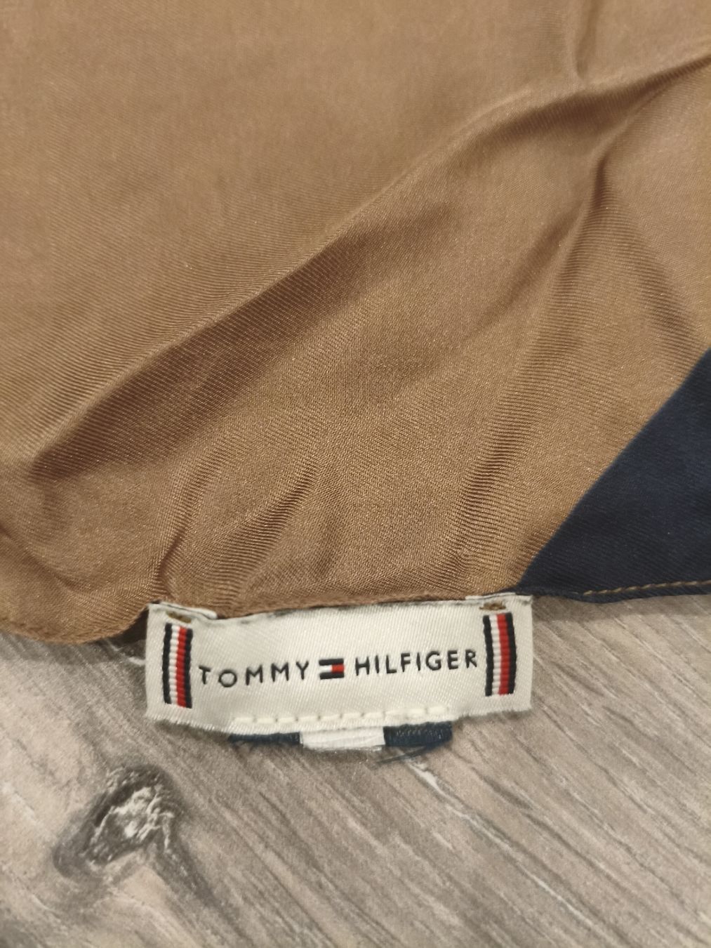 Tommy Hilfiger Foulard & Sciarpe: Foulard Tommy Hilfiger marrone multicolore – Usato da Bioggio venduto da OresteIronix 1