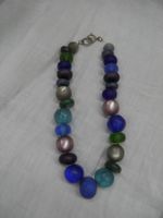 Collier aus diversen Kugeln aus Kunststoff, Glas, Keramik