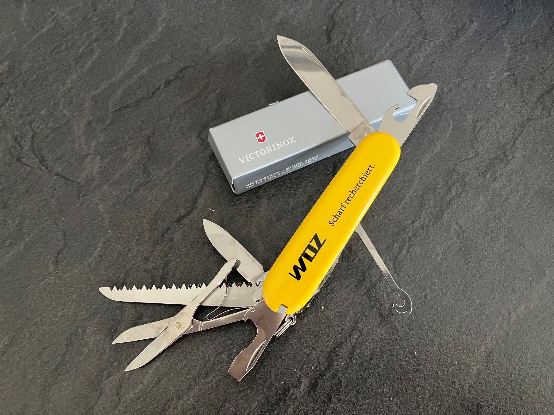 Victorinox Coltelli tascabile: VICTORINOX Huntsman / Sackmesser von '' WOZ'' – Nuovo e nell'imballaggio originale da Wegenstetten venduto da mcfly321 1