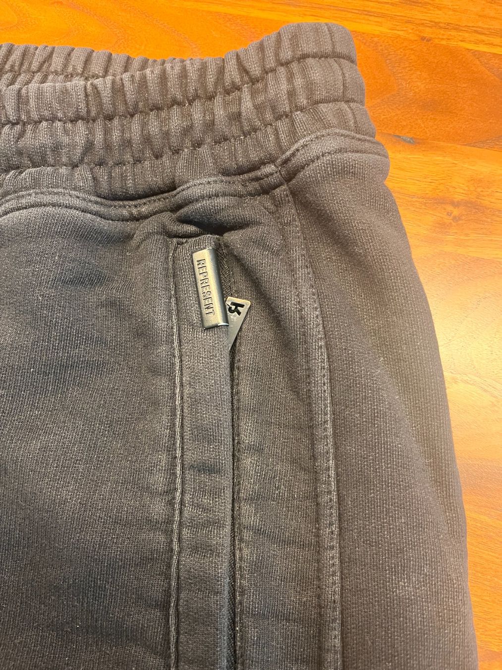 Represent Pantaloni: Represent Shorts Black – Usato da Burgdorf venduto da Roman.Bichsel 2